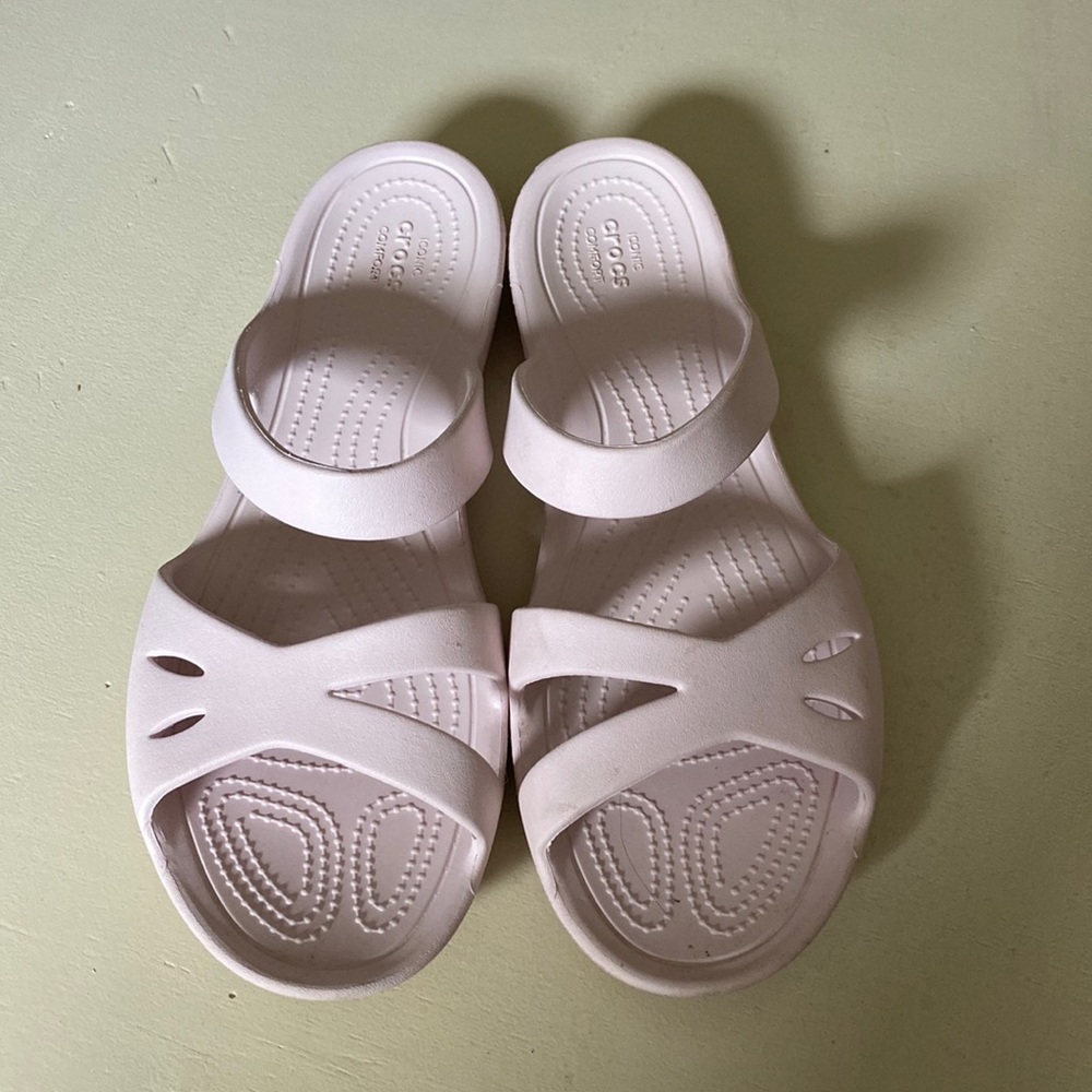 Womebs pale pink croc Sandals